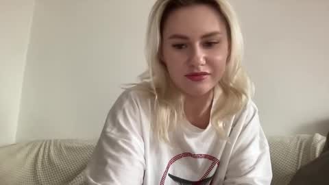 Snapshot of elaraluxxxe chatting on 10.21.25 elaraluxxxe online show from 10.21.25