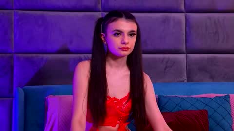 Snapshot of elaramorel chatting on 12.16.25 Elara online show from 12.16.25