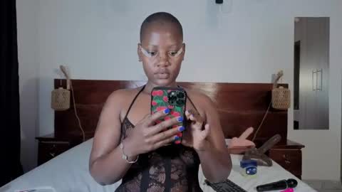 Snapshot of elegant_ebony chatting on 06.14.26 Nika online show from 06.14.26