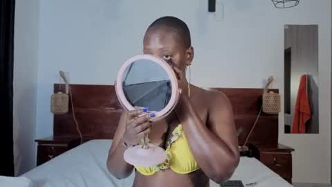 Snapshot of elegant_ebony chatting on 06.17.26 Nika online show from 06.17.26