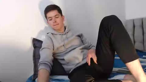 Snapshot of elian_tg chatting on 12.13.25 Elian online show from 12.13.25