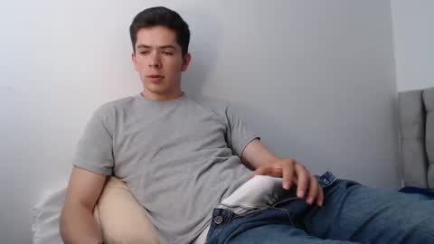 Snapshot of elian_tg chatting on 12.15.25 Elian online show from 12.15.25