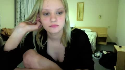 elieiza_xo online show from 05.26.26
