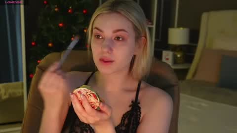 Snapshot of elina_nortas chatting on 12.21.24 Elina online show from 12.21.24