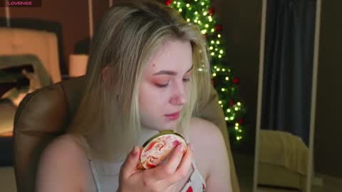 Snapshot of elina_nortas chatting on 12.27.24 Elina online show from 12.27.24