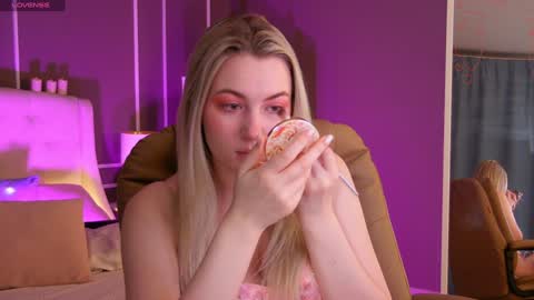 Snapshot of elina_nortas chatting on 02.05.25 Elina online show from 02.05.25