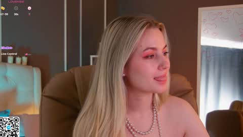 Snapshot of elina_nortas chatting on 02.05.25 Elina online show from 02.05.25