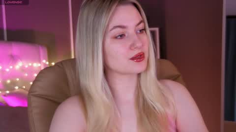 Snapshot of elina_nortas chatting on 02.11.25 Elina online show from 02.11.25