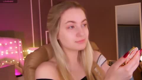 Snapshot of elina_nortas chatting on 02.18.25 Elina online show from 02.18.25