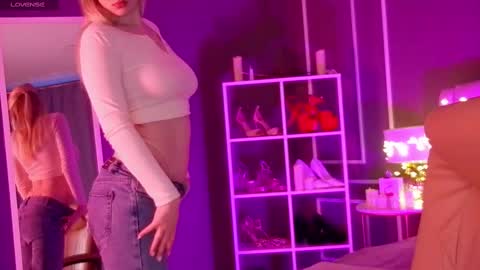 Snapshot of elina_nortas chatting on 03.12.25 Elina online show from 03.12.25