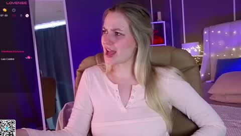 Snapshot of elina_nortas chatting on 03.12.25 Elina online show from 03.12.25