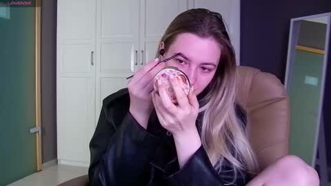 Snapshot of elina_nortas chatting on 09.16.25 Elina online show from 09.16.25