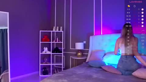 Snapshot of elina_nortas chatting on 09.24.25 Elina online show from 09.24.25