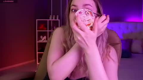 Snapshot of elina_nortas chatting on 09.27.25 Elina online show from 09.27.25