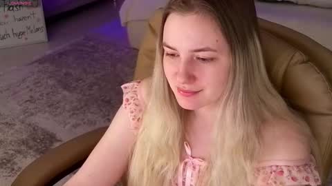 Snapshot of elina_nortas chatting on 10.17.25 Elina online show from 10.17.25