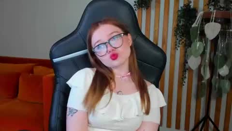 Snapshot of elinavale chatting on 06.16.26 elinavale online show from 06.16.26