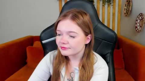 Snapshot of elinavale chatting on 06.26.26 elinavale online show from 06.26.26