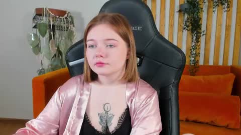 Snapshot of elinavale chatting on 07.17.26 elinavale online show from 07.17.26