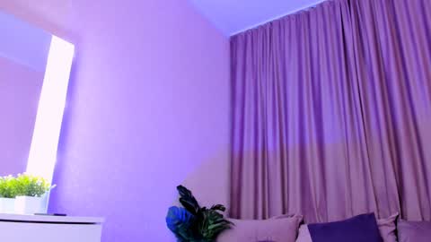 Snapshot of elis_miracle chatting on 12.17.24 Elizabeth online show from 12.17.24