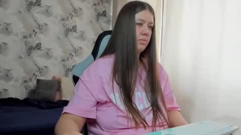 Snapshot of elisa_kollin chatting on 04.25.26 Aletta Oushen online show from 04.25.26