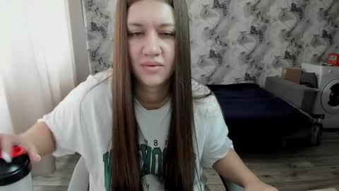 Snapshot of elisa_kollin chatting on 04.28.26 Aletta Oushen online show from 04.28.26