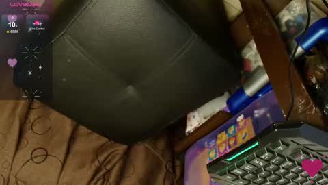 Snapshot of elisuarez_ chatting on 11.02.25 Eliss online show from 11.02.25