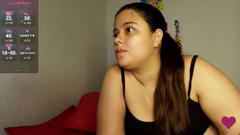 Snapshot of elisuarez_ chatting on 11.12.25 Eliss online show from 11.12.25