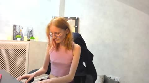 Snapshot of elizabeth_harpper chatting on 02.10.25 Elizabeth online show from 02.10.25