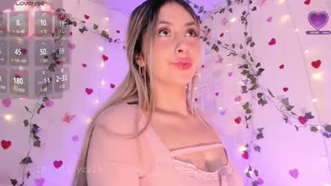 Snapshot of elizabeth_jing chatting on 03.09.25    Independent Model online show from 03.09.25