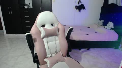 Snapshot of elizabeth_rose02 chatting on 10.17.25  Elizabeth  online show from 10.17.25