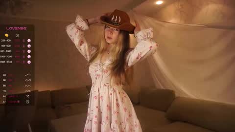 Snapshot of elizabethennals chatting on 10.03.25 Elizabeth online show from 10.03.25