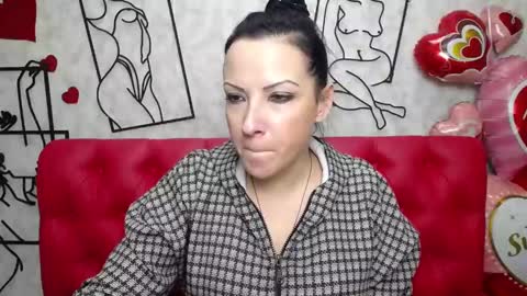 Snapshot of elizabethsho chatting on 03.11.25 ElizabethSho online show from 03.11.25