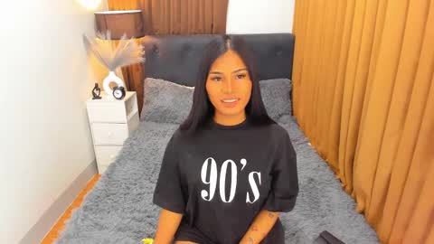 Snapshot of ella______ chatting on 12.30.24 Ella online show from 12.30.24