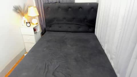 Snapshot of ella______ chatting on 02.22.25 Ella online show from 02.22.25