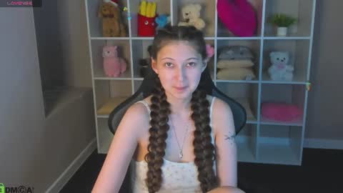 Snapshot of ella_burns chatting on 06.21.26 Ella online show from 06.21.26
