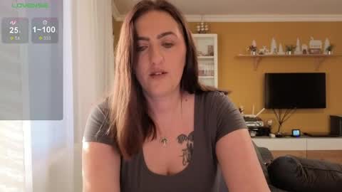 Snapshot of ella_max_live chatting on 04.06.26 Ella Max online show from 04.06.26