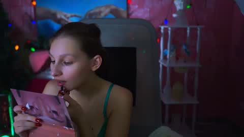 Snapshot of ellahorton chatting on 01.04.25 Ella online show from 01.04.25