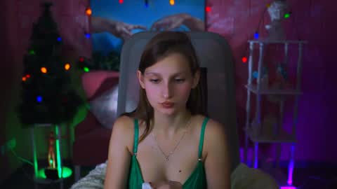 Snapshot of ellahorton chatting on 01.07.25 Ella online show from 01.07.25