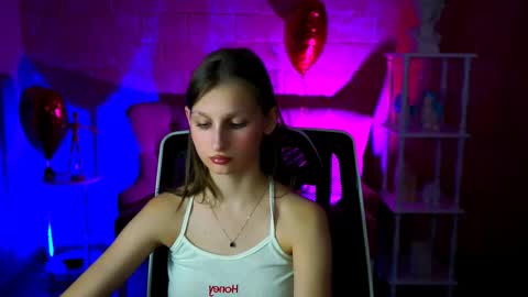 Snapshot of ellahorton chatting on 03.05.25 Ella online show from 03.05.25