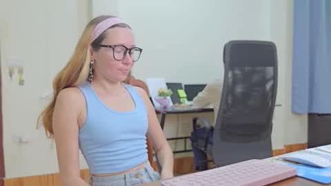 Snapshot of ellcrys chatting on 10.27.25 im Elsa lets go Subscribe to my OF and Youtube -35 online show from 10.27.25