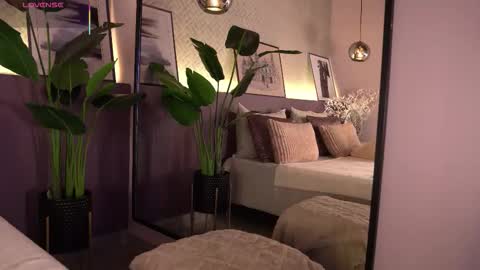 Snapshot of ellediane chatting on 12.01.25 Elle Diane online show from 12.01.25