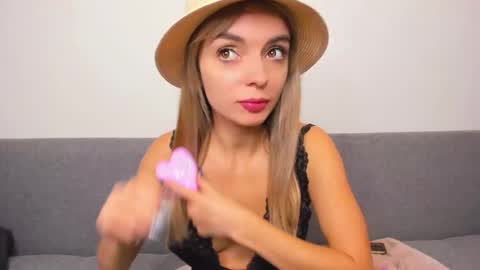 Snapshot of ellen_flow chatting on 03.09.25 ellen_flow online show from 03.09.25