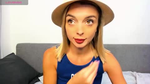 Snapshot of ellen_flow chatting on 09.22.25 ellen_flow online show from 09.22.25