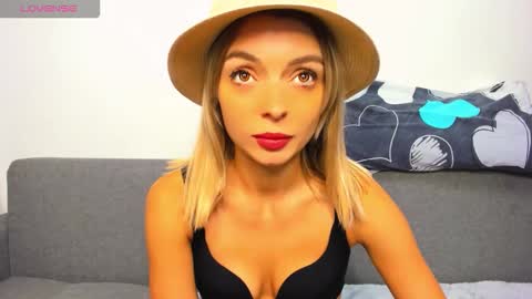 Snapshot of ellen_flow chatting on 10.21.25 ellen_flow online show from 10.21.25