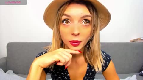 Snapshot of ellen_flow chatting on 10.28.25 ellen_flow online show from 10.28.25