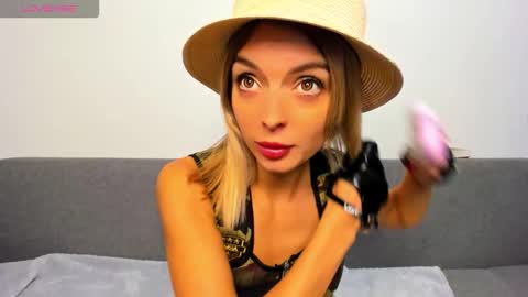 Snapshot of ellen_flow chatting on 10.30.25 ellen_flow online show from 10.30.25