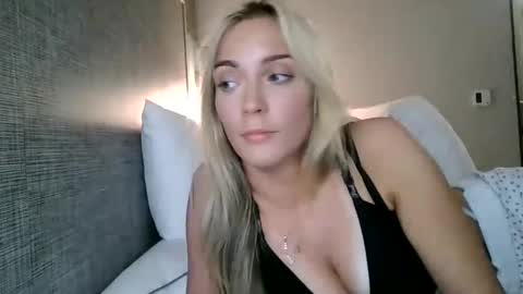 Snapshot of elliebellyy chatting on 09.29.25 Ellie online show from 09.29.25
