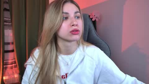 Snapshot of elliecutes chatting on 04.28.26 elliecutes online show from 04.28.26