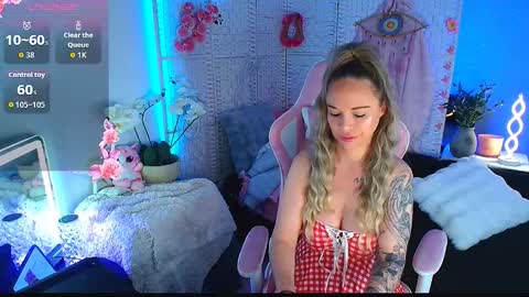 Snapshot of elliekarrrx chatting on 10.18.25 EllieKarr online show from 10.18.25