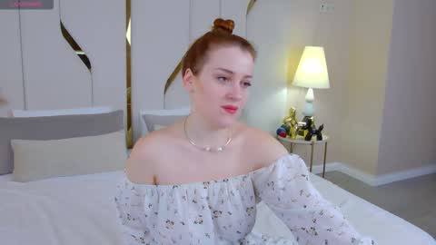 Snapshot of ellielarson chatting on 10.12.25 EllieLarson online show from 10.12.25
